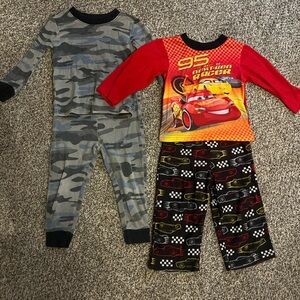 2 sets of pajamas size 2T